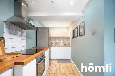 Kuchnia; sprzęt kuchenny, podłoga drewniana, światło dzienne, styl nowoczesny, wyremontowany