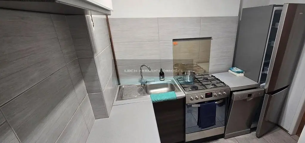 Salon; parquet, lumière naturelle, style moderne, hauteur sous plafond