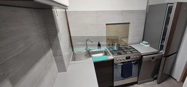 Salon; parquet, lumière naturelle, style moderne, hauteur sous plafond