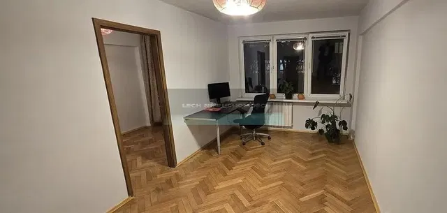Living room; wood floor, natural light, modern style, high ceiling
