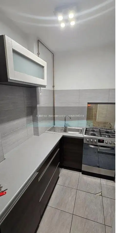 Salon; parquet, lumière naturelle, style moderne, hauteur sous plafond