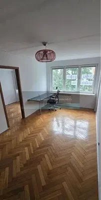 Salon; parquet, lumière naturelle, style moderne, hauteur sous plafond