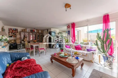 Woonkamer; houten vloer, natuurlijk licht, moderne stijl, hoge plafonds