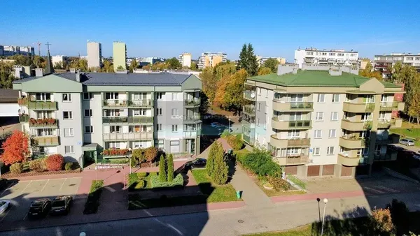 Cuisine; électroménager, parquet, lumière naturelle, style moderne