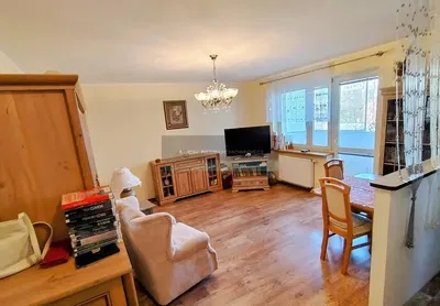 Salon; parquet, lumière naturelle, style moderne, hauteur sous plafond