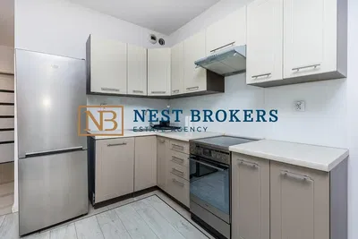 Salón; suelo de madera, luz natural, estilo moderno, techos altos