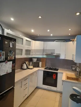 Cocina; electrodomésticos, suelo de madera, luz natural, estilo moderno