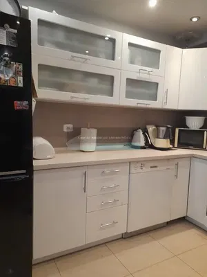 Salón; suelo de madera, luz natural, estilo moderno, techos altos