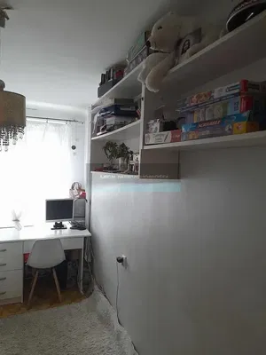 Salón; suelo de madera, luz natural, estilo moderno, techos altos