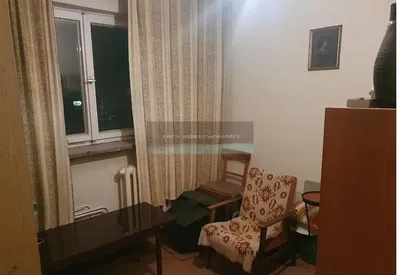 Salón; suelo de madera, luz natural, estilo moderno, techos altos