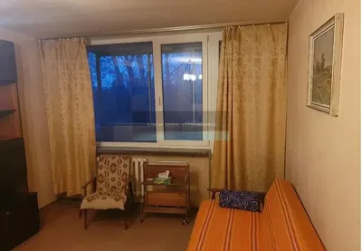 Salón; suelo de madera, luz natural, estilo moderno, techos altos