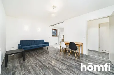 Salon; parquet, lumière naturelle, style moderne, hauteur sous plafond