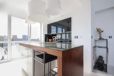 Σαλόνι; ξύλινο πάτωμα, φυσικό φως, μοντέρνο στυλ, ψηλά ταβάνια