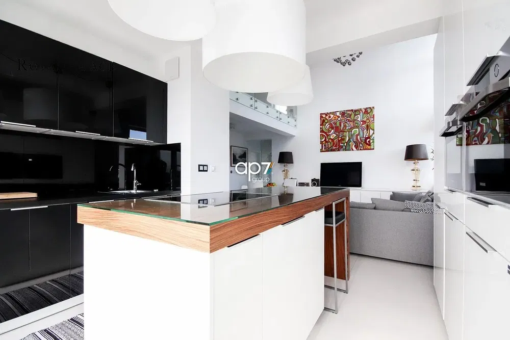 Κουζίνα; συσκευές κουζίνας, ξύλινο πάτωμα, φυσικό φως, μοντέρνο στυλ, ανακαινισμένο