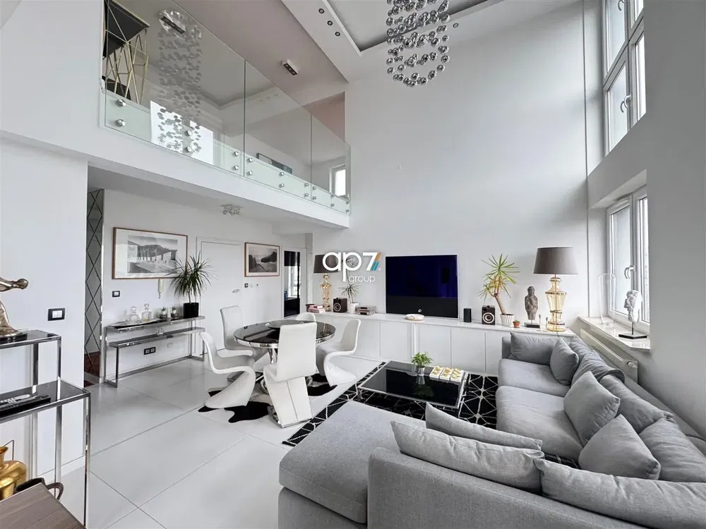 Σαλόνι; ξύλινο πάτωμα, φυσικό φως, μοντέρνο στυλ, ψηλά ταβάνια