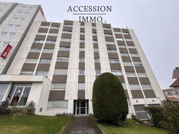 Woonkamer; houten vloer, natuurlijk licht, moderne stijl, hoge plafonds