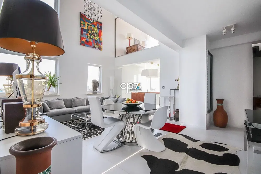 Σαλόνι; ξύλινο πάτωμα, φυσικό φως, μοντέρνο στυλ, ψηλά ταβάνια