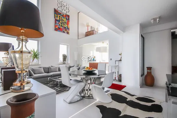 Salón; suelo de madera, luz natural, estilo moderno, techos altos