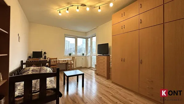 Living room; wood floor, natural light, modern style, high ceiling