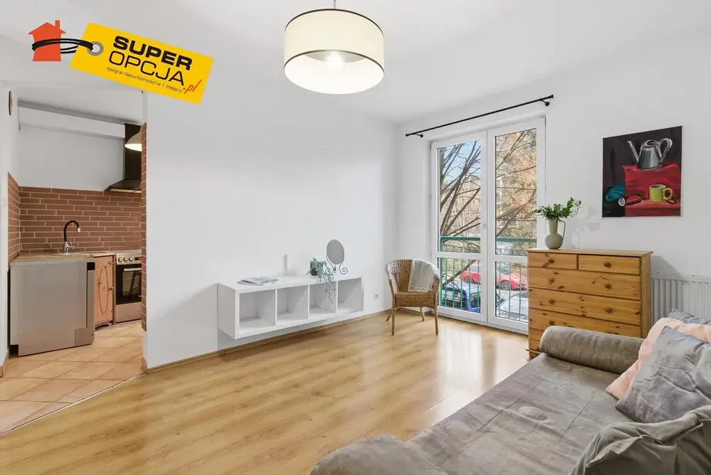 Σαλόνι; ξύλινο πάτωμα, φυσικό φως, μοντέρνο στυλ, ψηλά ταβάνια