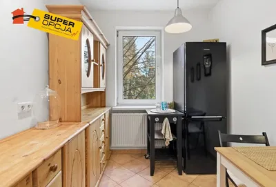 Κουζίνα; συσκευές κουζίνας, ξύλινο πάτωμα, φυσικό φως, μοντέρνο στυλ