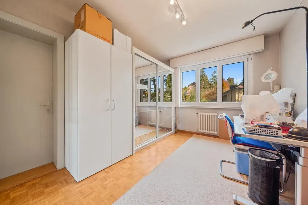 Soggiorno; pavimento in legno, luce naturale, stile moderno, soffitti alti