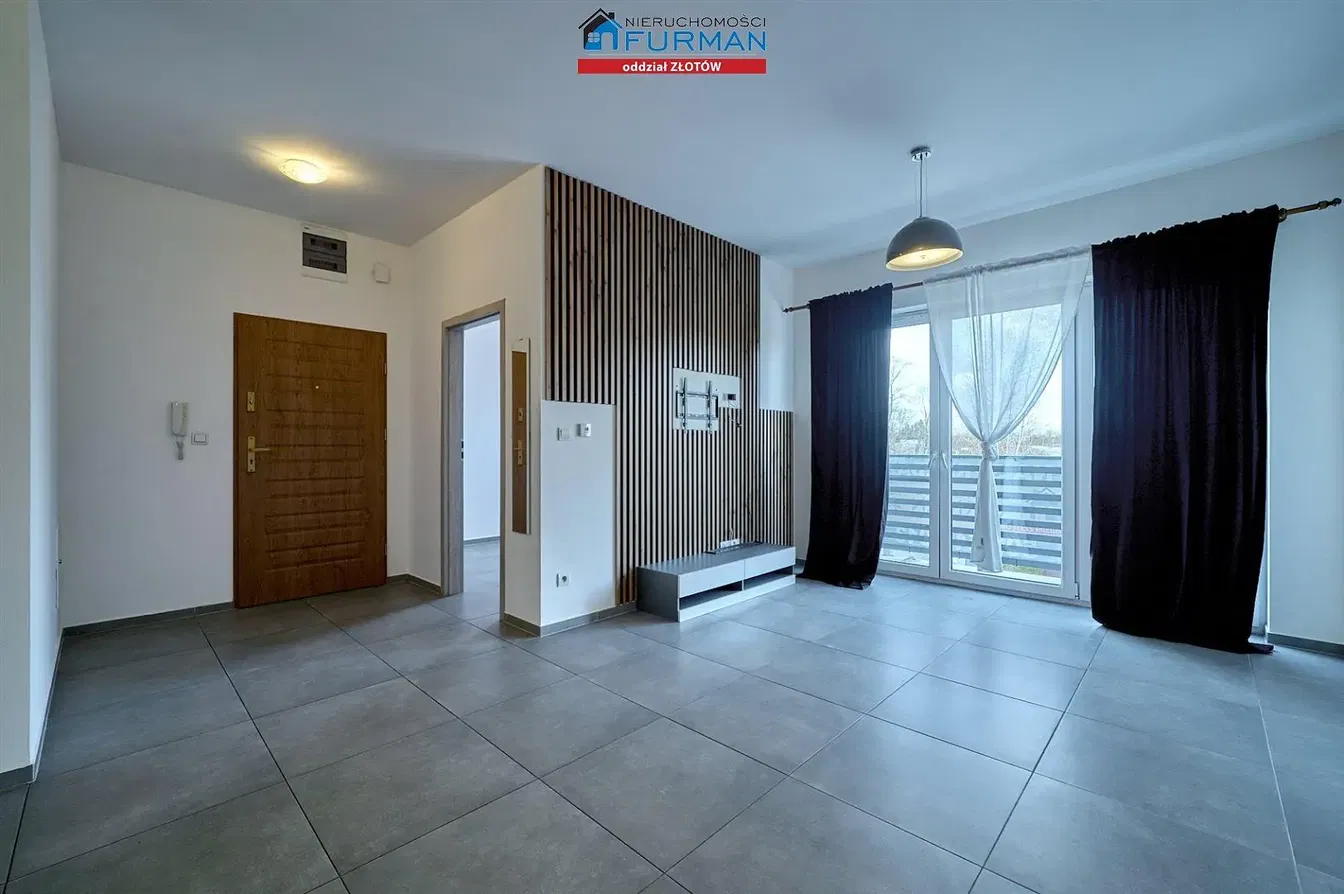 Oturma odası; ahşap zemin, doğal ışık, modern stil, yüksek tavan