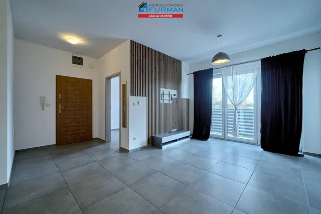 Obývací pokoj; dřevěná podlaha, přirozené světlo, moderní styl, vysoké stropy