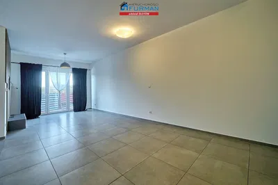 Σαλόνι; ξύλινο πάτωμα, φυσικό φως, μοντέρνο στυλ, ψηλά ταβάνια