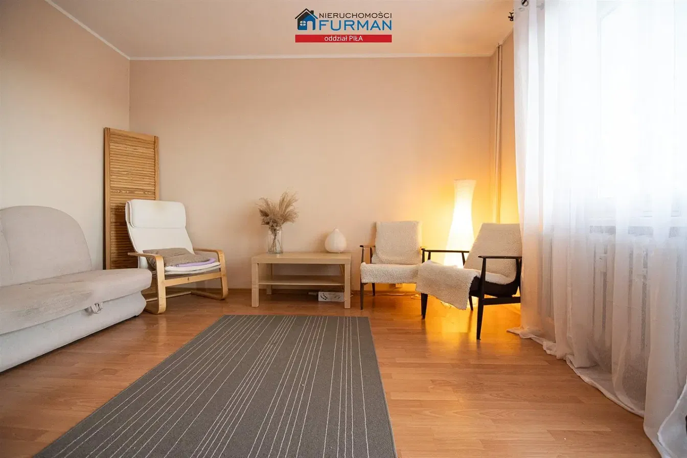 Living room; wood floor, natural light, modern style, high ceiling