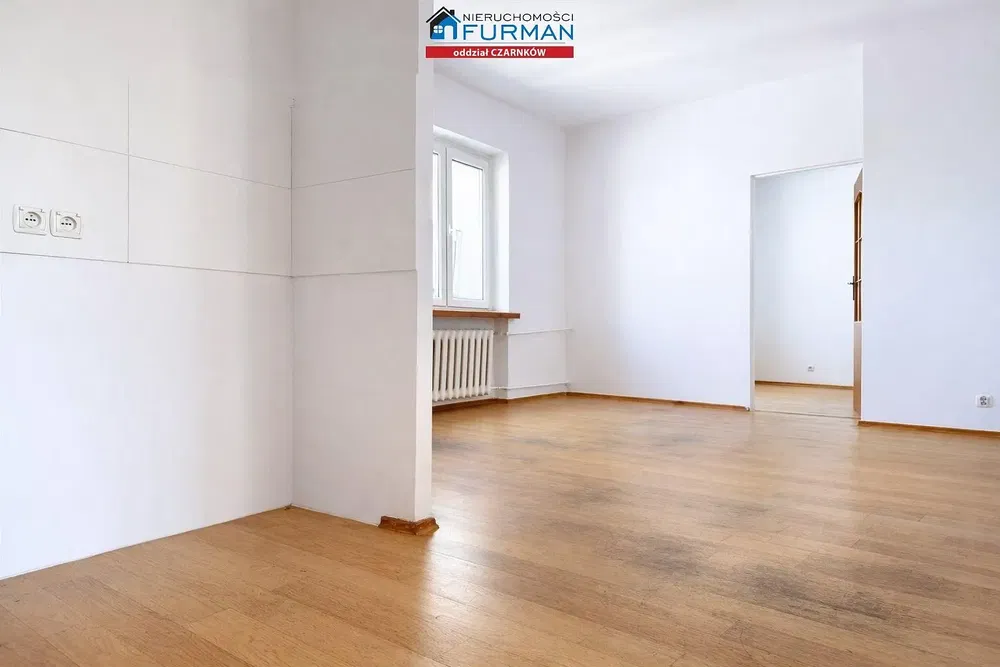 Soggiorno; pavimento in legno, luce naturale, stile moderno, soffitti alti