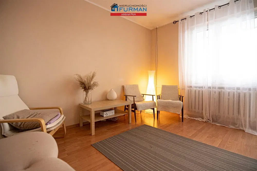 Living room; wood floor, natural light, modern style, high ceiling