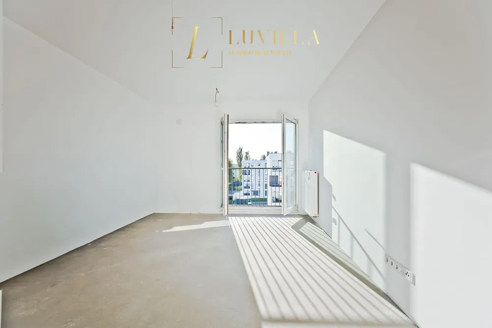 Living room; wood floor, natural light, modern style, high ceiling