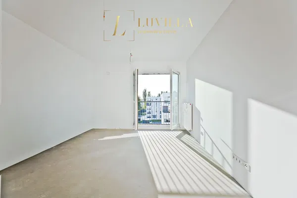 Living room; wood floor, natural light, modern style, high ceiling
