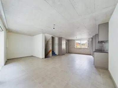 Wohnzimmer; holzboden, tageslicht, moderner stil, hohe decken