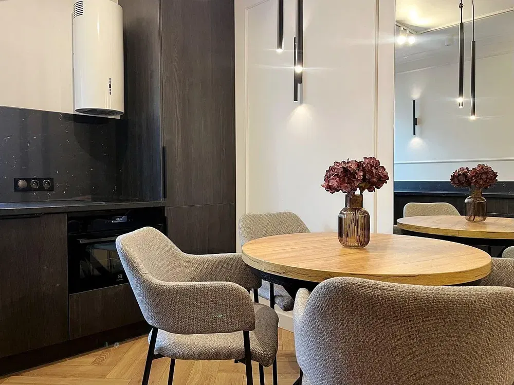 Salón; luz natural, suelo de madera, estilo moderno, techos altos