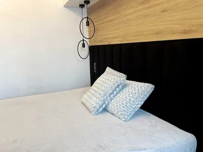 Salón; suelo de madera, luz natural, estilo moderno, techos altos