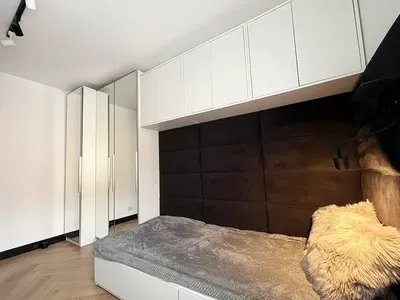 Salón; suelo de madera, luz natural, estilo moderno, techos altos