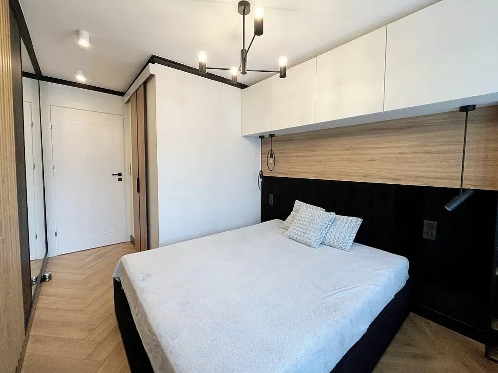 Cocina; electrodomésticos, suelo de madera, luz natural, estilo moderno, renovado