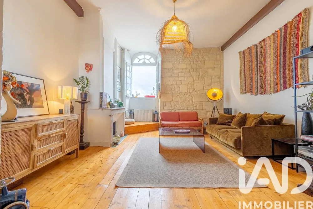 Woonkamer; houten vloer, natuurlijk licht, moderne stijl, hoge plafonds