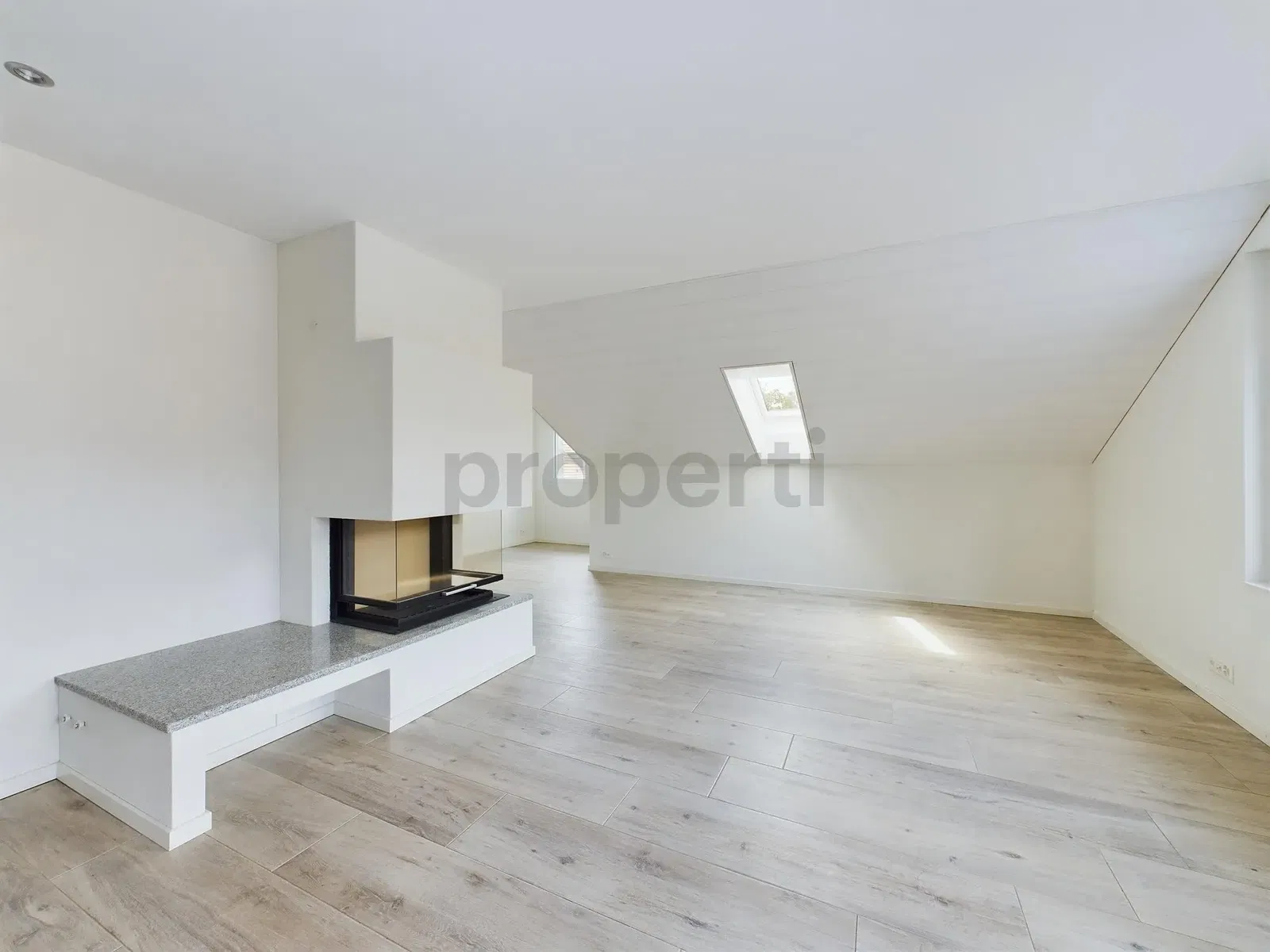 Wohnzimmer; holzboden, tageslicht, moderner stil, hohe decken