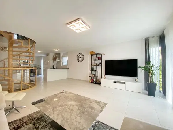 Кухиња; кухињски апарати, дрвени под, природно светло, модерни стил