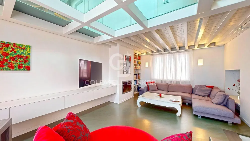 Cucina; elettrodomestici, pavimento in legno, luce naturale, stile moderno, ristrutturato