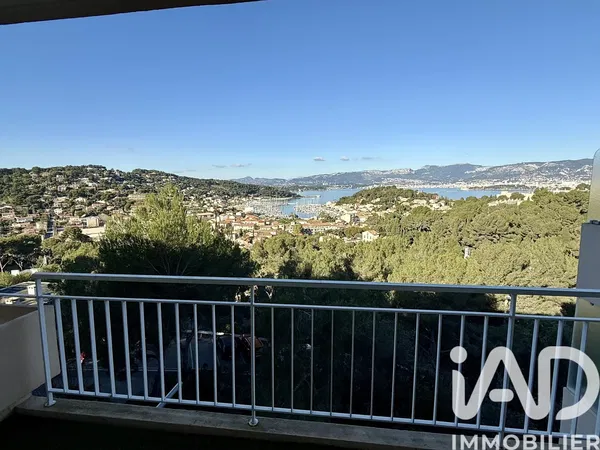 Dnevna soba; drveni pod, prirodno svjetlo, moderni stil, visoki plafoni