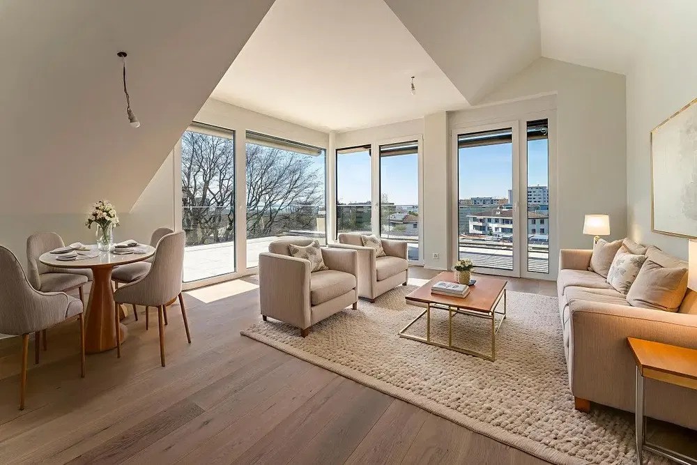 Living room; wood floor, natural light, modern style, high ceiling