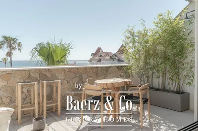 Living room; wood floor, natural light, modern style, high ceiling