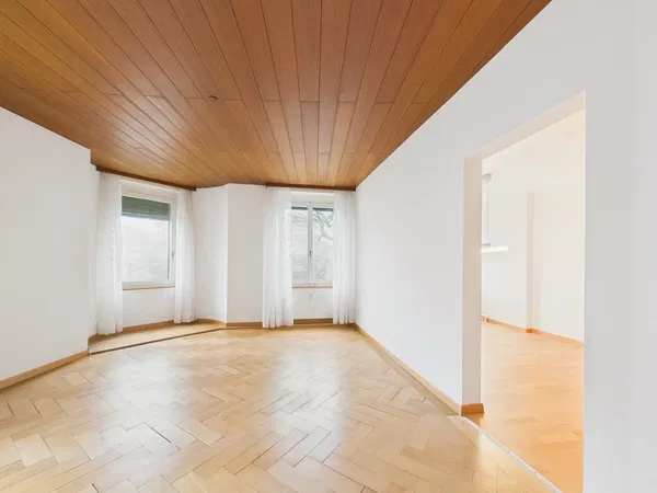 Wohnzimmer; holzboden, tageslicht, moderner stil, hohe decken