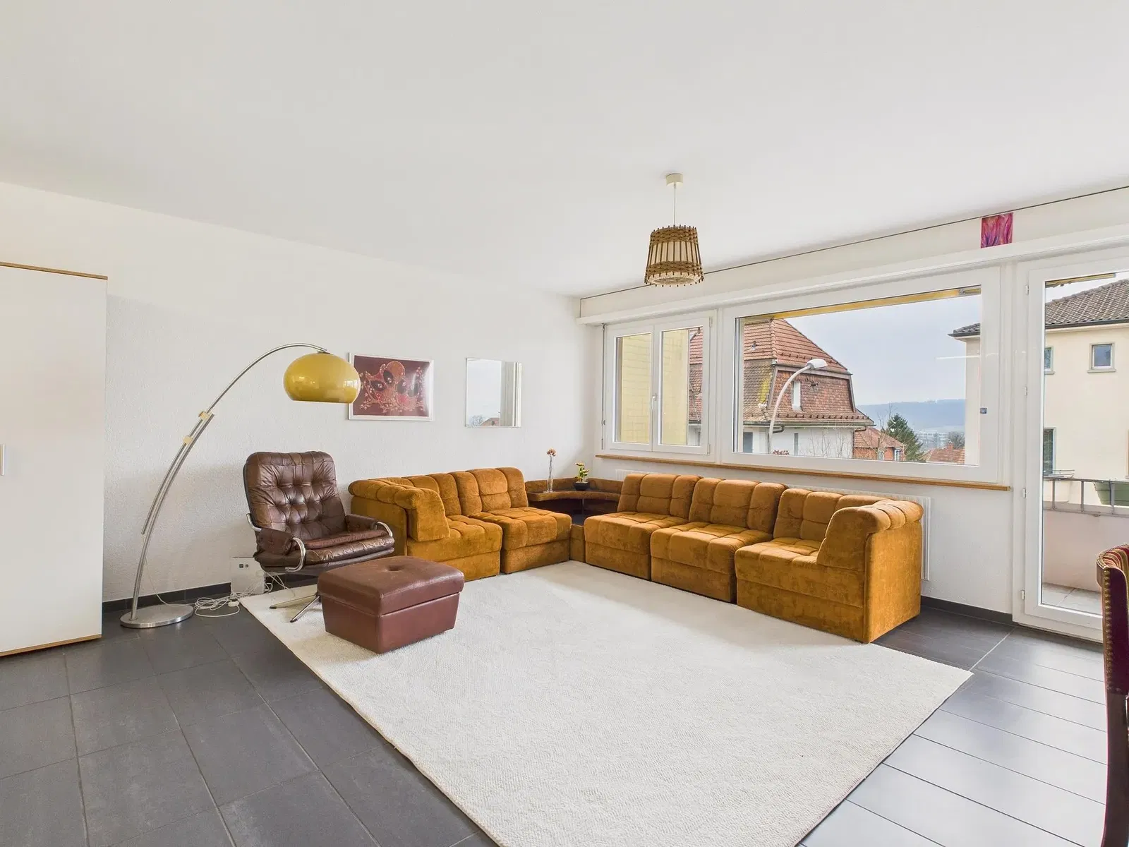 Wohnzimmer; holzboden, tageslicht, moderner stil, hohe decken