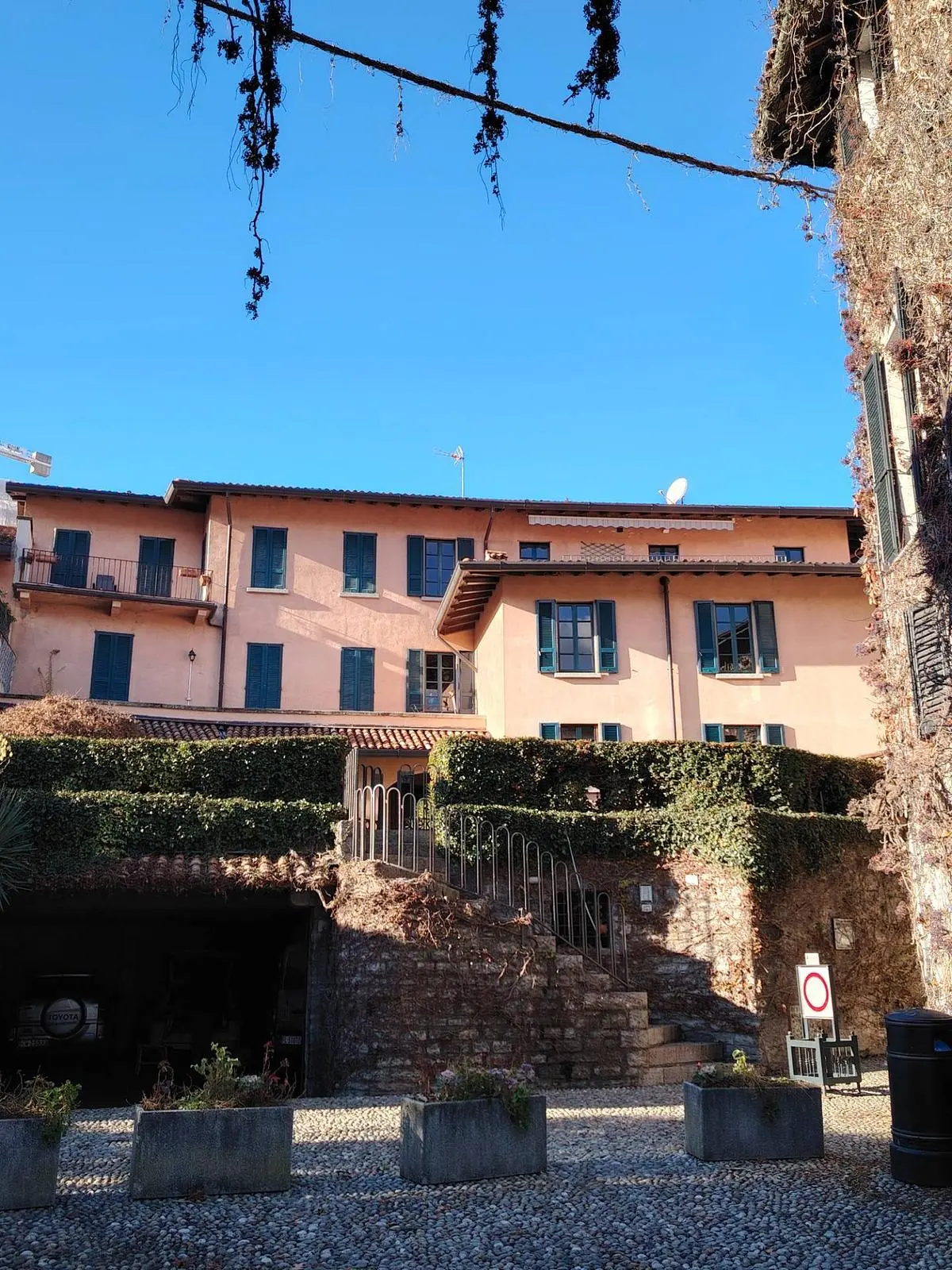 Cucina; elettrodomestici, pavimento in legno, luce naturale, stile moderno