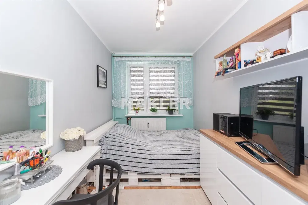 Woonkamer; houten vloer, natuurlijk licht, moderne stijl, hoge plafonds